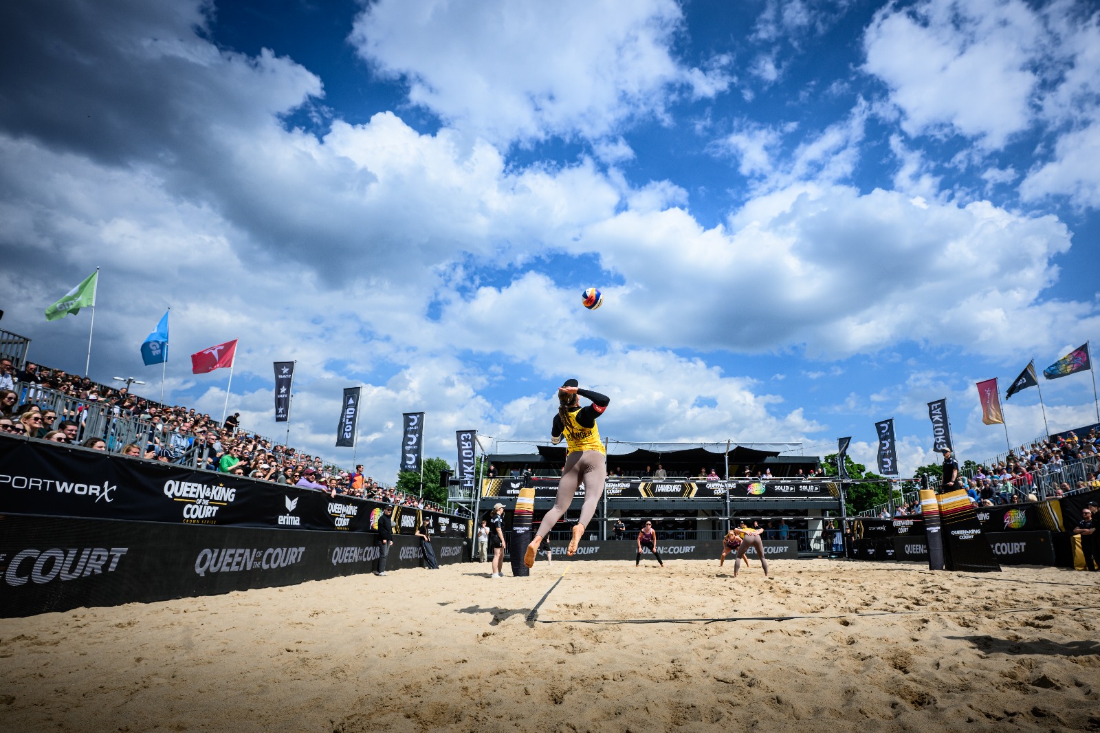 Dubbeldeks opvouwbare WeFoldIt-structuur met bar op festival A Day at the Park